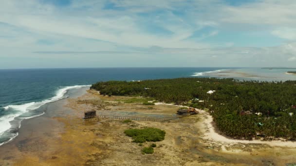 Ponto de surf na ilha de Siargao chamado nuvem 9. — Vídeo de Stock