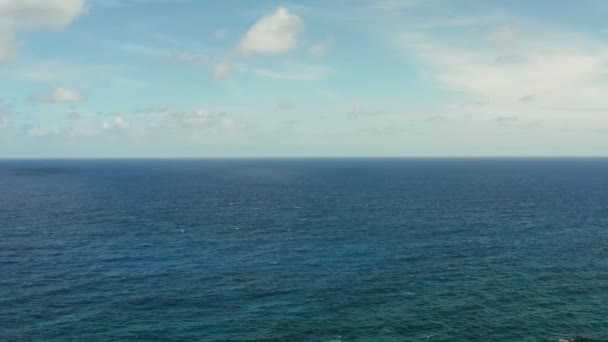 Wybrzeże, błękitne morze, niebo z chmurami, widok z powietrza — Wideo stockowe