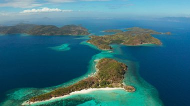 Beyaz kumlu sahili olan küçük bir Torpikal ada..