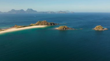 Beyaz kumlu geniş tropik sahil, yukarıdan manzaralı..