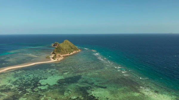 Isla tropical con playa de arena, Filipinas, Palawan —  Fotos de Stock