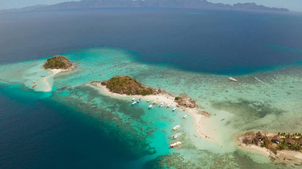Pequeña isla tórpica con una playa de arena blanca, vista superior. — Foto de Stock