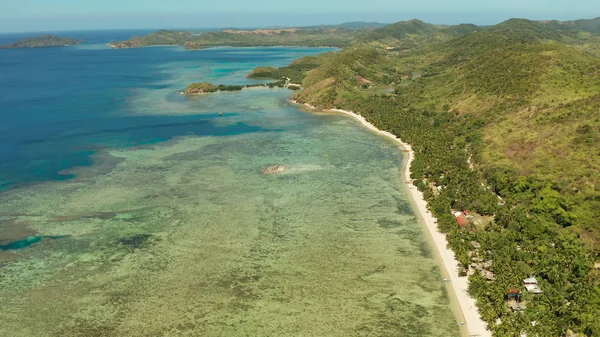Tropische Insel mit blauer Lagune — Stockfoto