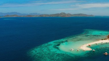 Kumlu plajlı tropik ada, Filipinler, Palawan