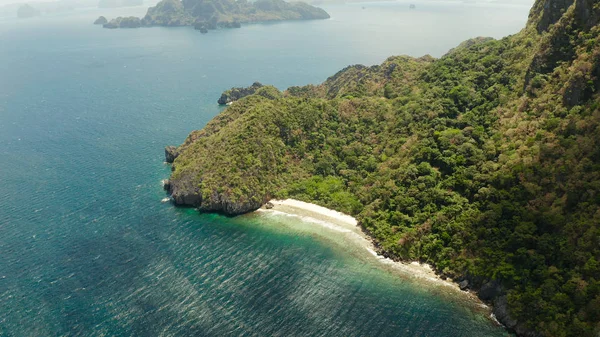 Isla tópica con playa de arena blanca, vista superior. — Foto de Stock