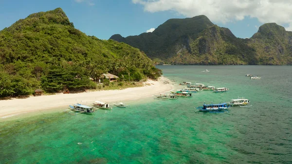 Isla tropical con playa de arena. El nido, Filipinas — Foto de Stock