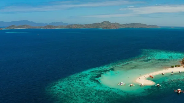 Тропический остров с песчаным пляжем, Филиппины, Палаван — стоковое фото