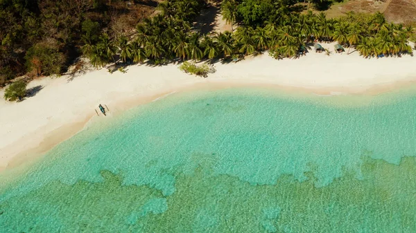 白い砂浜と小さな熱帯の島,トップビュー. — ストック写真