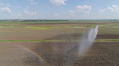 Tarım arazisindeki sulama sistemi.