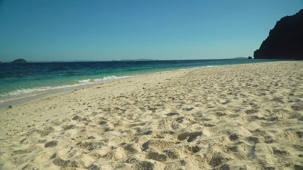 Paisaje marino con playa tropical y mar. — Foto de Stock