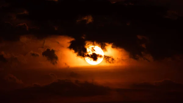 Оранжевое солнце в небе — стоковое фото