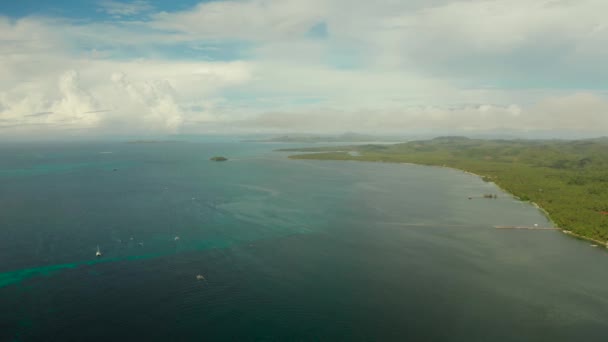 Paysage marin avec îles tropicales et eau turquoise. — Video