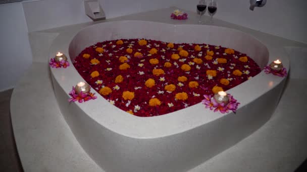Hermoso baño con flores — Vídeos de Stock