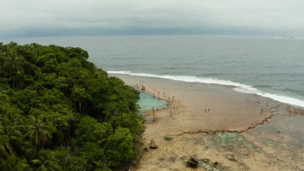 Magpupungko naturliga stenpooler. Filippinerna, Siargao. — Stockvideo