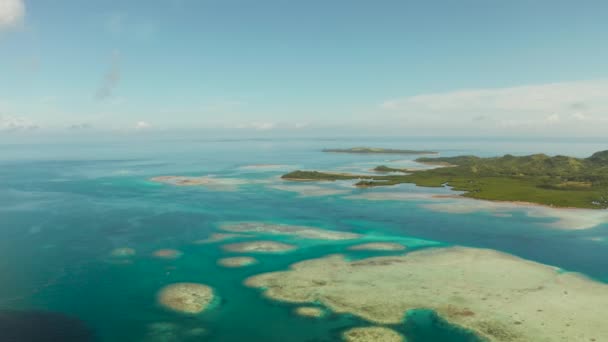열 대의 섬 들 과 청록색 물이 어우러진 풍경. — 비디오