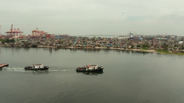 Tugboat menarik tongkang berat dimuat. — Stok Video