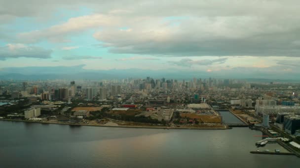 Manila, Filipinler 'in başkenti, hava manzaralı.. — Stok video