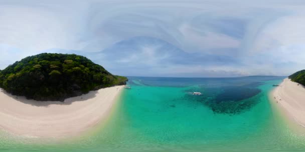 Tropisk strand och blå lagun 360VR. — Stockvideo