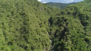 Dağlarda şelale.