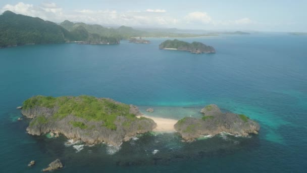 Морской пейзаж Карамоанских островов, Камаринес-Сур, Филиппины. — стоковое видео