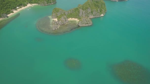 Paisaje marino de las Islas Caramoanas, Camarines Sur, Filipinas. — Vídeos de Stock