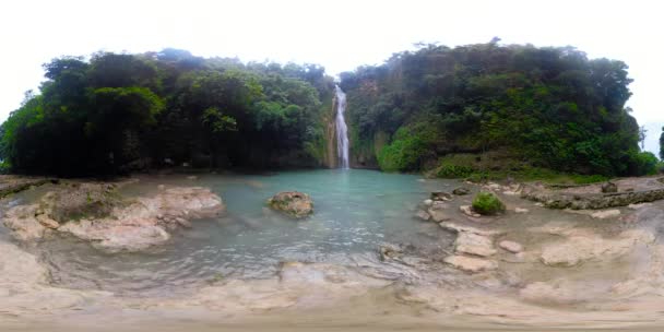 Schöner tropischer Wasserfall 360VR — Stockvideo