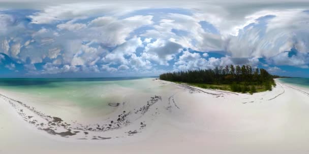Ilha tropical com praia de areia. Balabac, Palawan, Filipinas. — Vídeo de Stock
