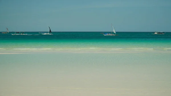 Playa tropical y mar azul, Filipinas. —  Fotos de Stock