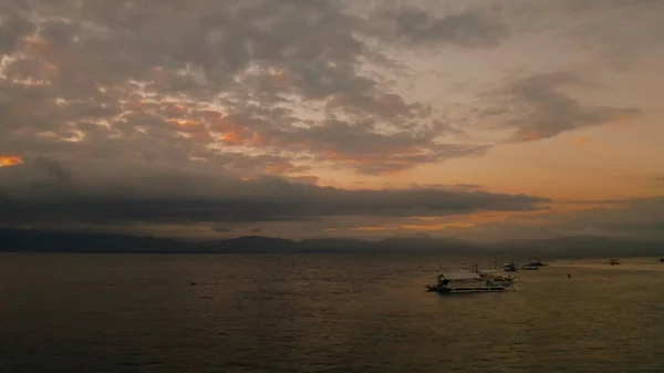 Puesta de sol sobre el mar. Boracay, Filipinas — Foto de Stock