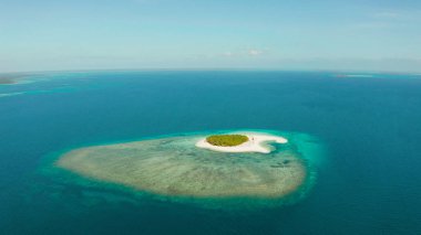 Kumlu bir tropik ada. Balabac, Palawan, Filipinler.