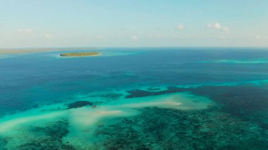 Tropikal adaları ve mercan resifleri olan deniz burnu. Balabac, Palawan, Filipinler.