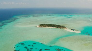 Mercan adasında plajı olan tropik bir ada. Onok Adası Balabac, Filipinler.
