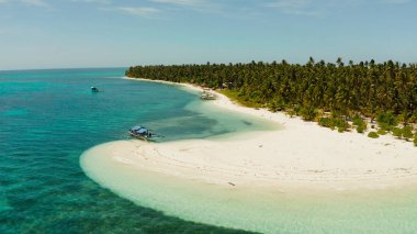 Kumlu bir tropik ada. Balabac, Palawan, Filipinler.
