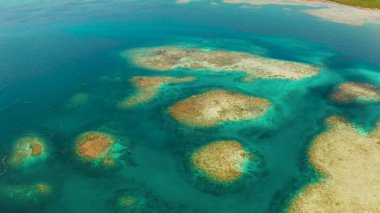 Gölde şeffaf mavi deniz suyu.