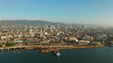 Gökdelenleri ve binaları olan modern şehir Cebu, Filipinler.