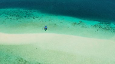 Göl kıyısında turkuaz suyu olan bir kumsal. Balabac, Palawan, Filipinler.