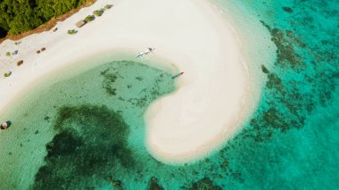 Kumlu bir tropik ada. Balabac, Palawan, Filipinler.