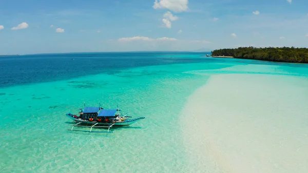 Spiaggia sabbiosa in laguna con acqua turchese. Balabac, Palawan, Filippine. — Foto Stock