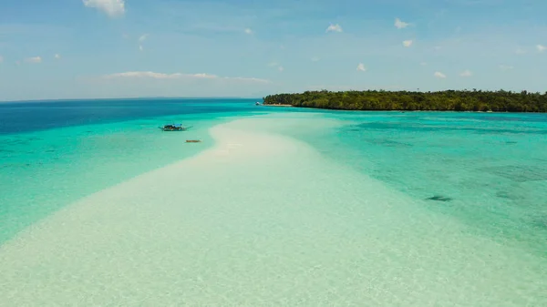 Praia de areia na lagoa com água azul-turquesa. Balabac, Palawan, Filipinas. — Fotografia de Stock