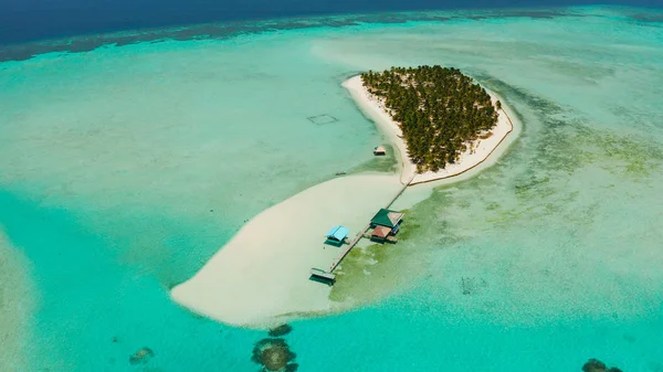 Isola tropicale con una spiaggia sull'atollo. Isola di Onok Balabac, Filippine. — Foto Stock