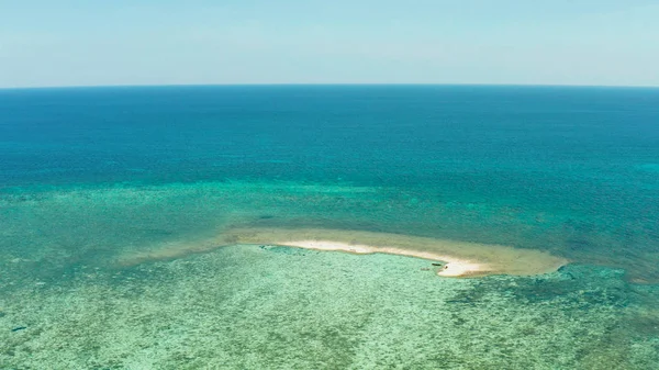 Playa de arena en un arrecife de coral. Balabac, Palawan, Filipinas. — Foto de Stock