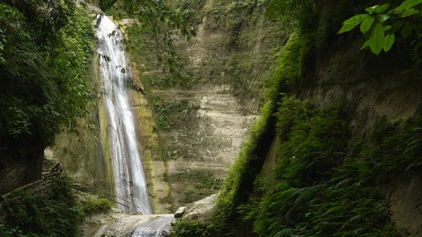 Schöner tropischer Wasserfall Philippinen, Cebu — Stockfoto