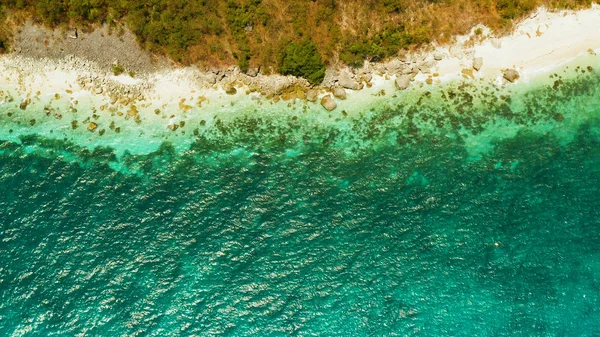 熱帯のビーチと青い澄んだ海 — ストック写真