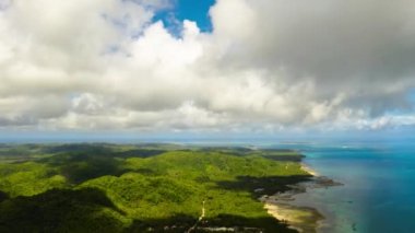 Seascape, ada ve gökyüzü bulutlar zaman atlamalı, Siargao, Filipinler.