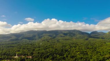 Zaman atlamalı: Dağlar yağmur ormanları ile kaplı, Filipinler, Camiguin.