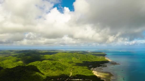 Zeegezicht, eiland en hemel met wolken time lapse, Siargao, Filippijnen. — Stockvideo