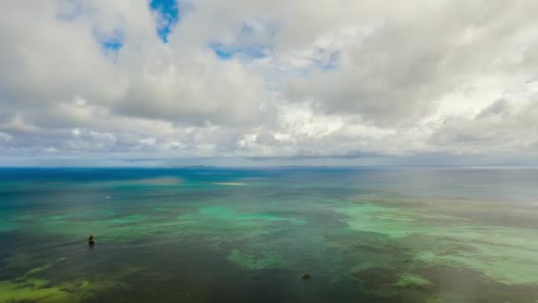 Modré moře a mraky na Filipínách. Hyperztráta. — Stock video