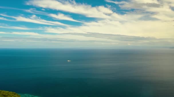 Seascape, mavi deniz, bulutlar ve adalar ile gökyüzü, zaman atlamalı — Stok video