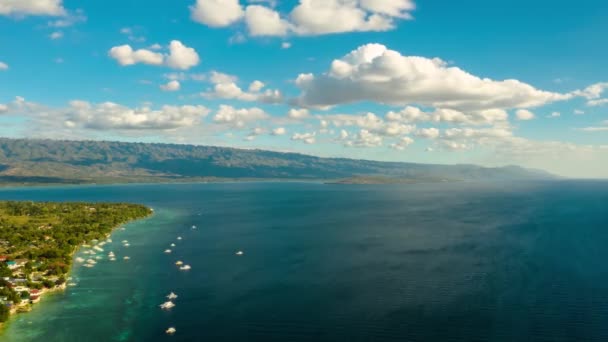 Wybrzeże, wyspa i niebo z chmurami, Cebu, Filipiny. — Wideo stockowe