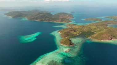 Kumlu plajlı tropik ada, Filipinler, Palawan
